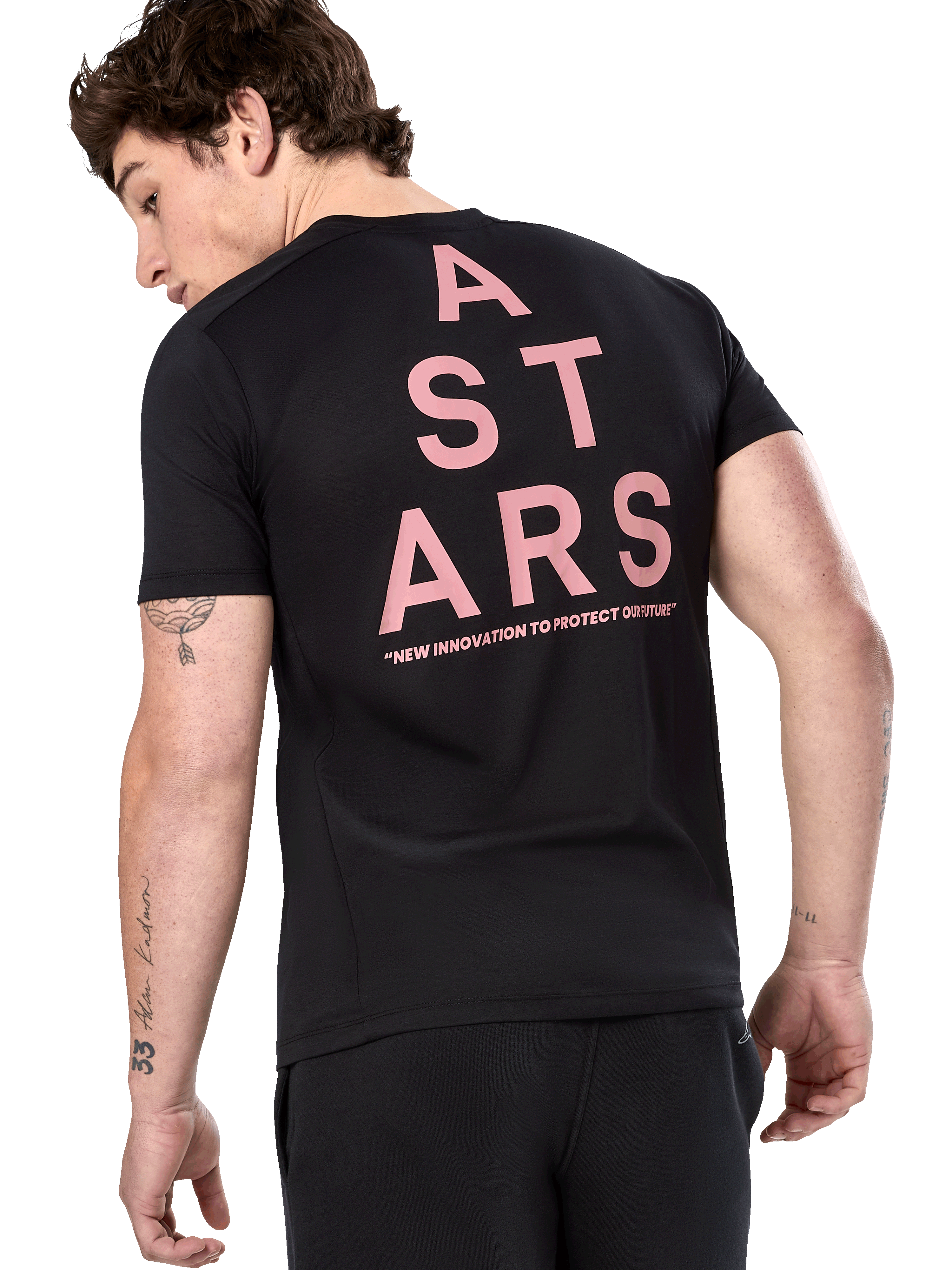 Alpinestars Attrition Performance Tee, t-shirt a maniche corte, nero, vista posteriore con grande grafica ASTARS verticale rosa e slogan "NEW INNOVATION TO PROTECT OUR FUTURE", abbigliamento sportivo casual