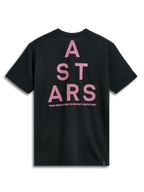 Alpinestars Attrition Performance Tee, maglietta a maniche corte, nero, vista posteriore con grande grafica rosa ASTARS a blocchi e testo 'NEW INNOVATION TO PROTECT OUR FUTURE', abbigliamento sportivo performante sostenibile