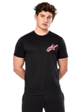 Alpinestars Attrition Performance Tee, t-shirt a maniche corte, nera con logo Astars rosa sul petto, indossata da un modello, abbigliamento tecnico casual da motorsport