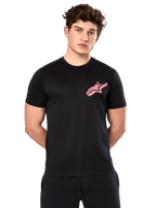 Alpinestars Attrition Performance Tee, t-shirt a maniche corte, nera con logo Astars rosa sul petto, indossata da un modello, abbigliamento tecnico casual da motorsport