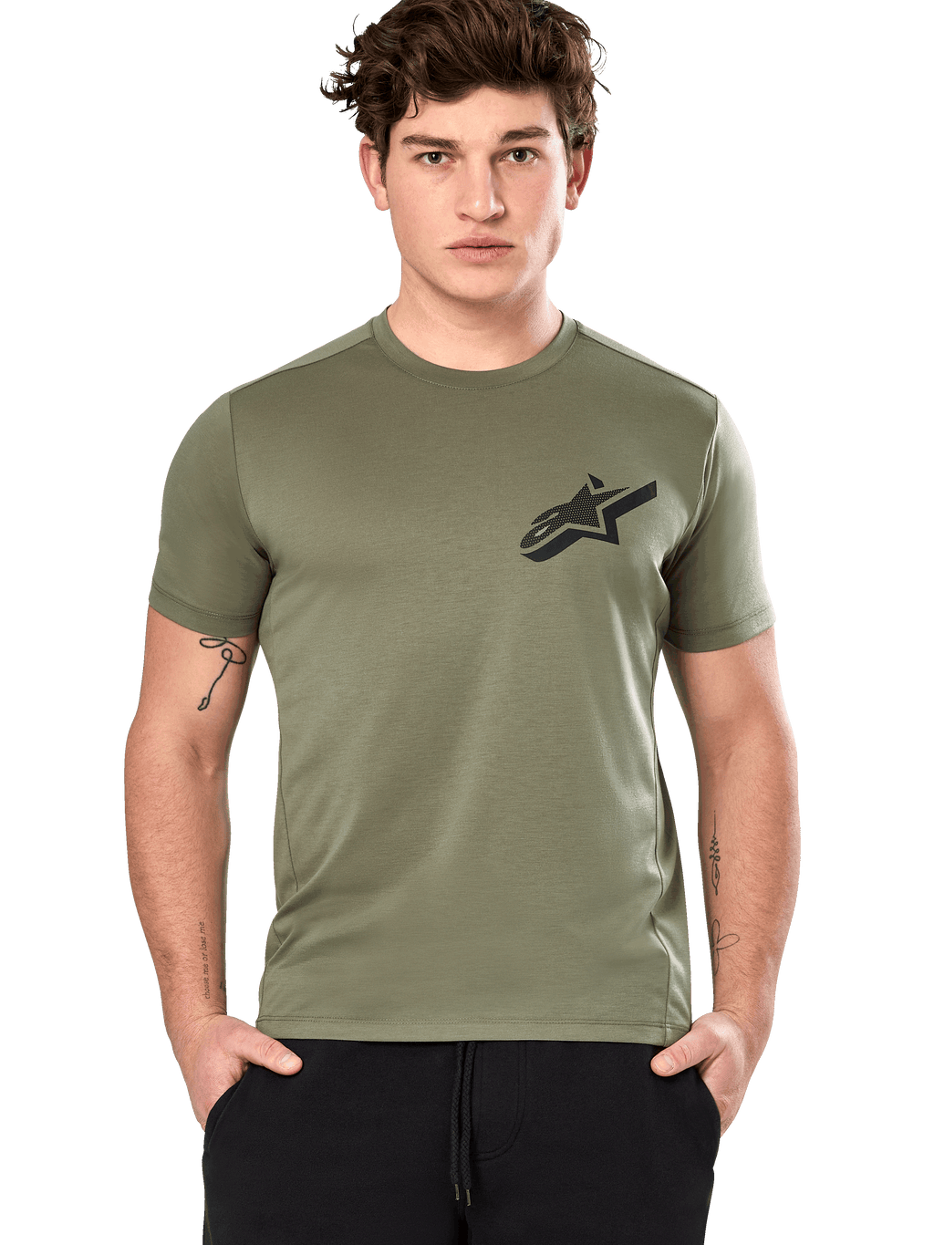 Alpinestars Attrition Performance Tee, t-shirt a maniche corte, verde chiaro, logo Astars nero sul petto, tessuto tecnico traspirante, modello che indossa pantaloni neri, abbigliamento sportivo casual