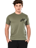 Alpinestars Attrition Performance Tee, t-shirt a maniche corte, verde chiaro, logo Astars nero sul petto, tessuto tecnico traspirante, modello che indossa pantaloni neri, abbigliamento sportivo casual