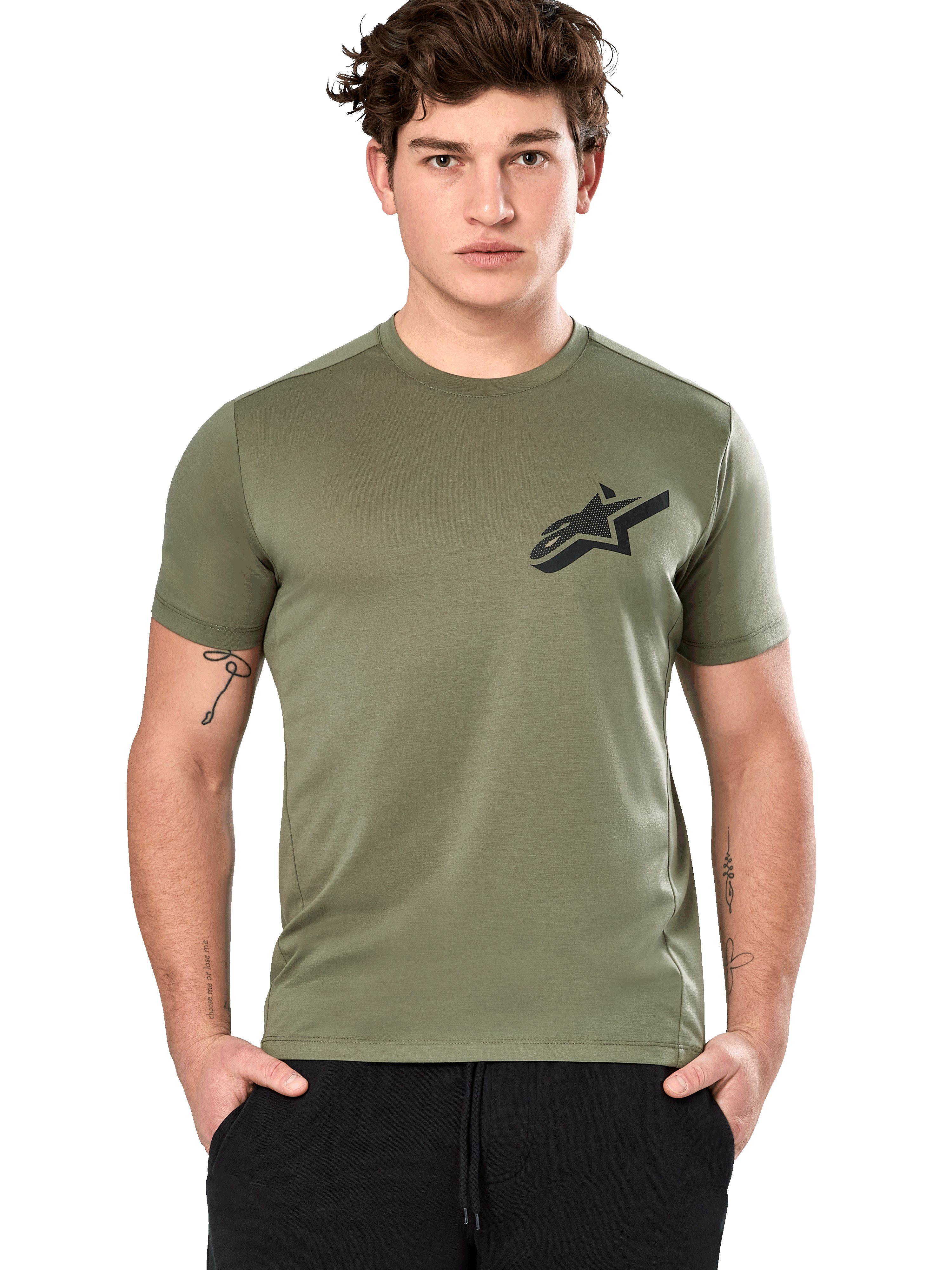 Alpinestars Attrition Performance Tee, t-shirt a maniche corte, verde chiaro, logo Astars nero sul petto, tessuto tecnico traspirante, modello che indossa pantaloni neri, abbigliamento sportivo casual