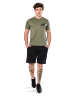 Alpinestars Attrition Performance Tee, t-shirt a maniche corte, verde chiaro, con logo Astars nero sul petto, indossata con pantaloncini sportivi neri e sneakers nere, scatto lifestyle casual performance sportswear