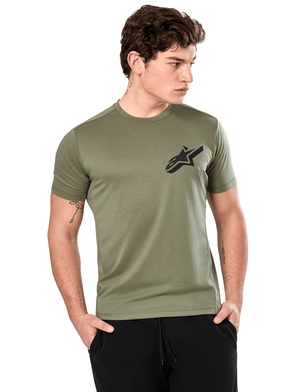 Alpinestars Attrition Performance Tee, t-shirt a maniche corte, verde chiaro, logo Astars nero sul petto, indossata da un modello con pantaloni neri, abbigliamento sportivo casual