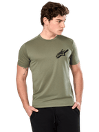 Alpinestars Attrition Performance Tee, t-shirt a maniche corte, verde chiaro, logo Astars nero sul petto, indossata da un modello con pantaloni neri, abbigliamento sportivo casual