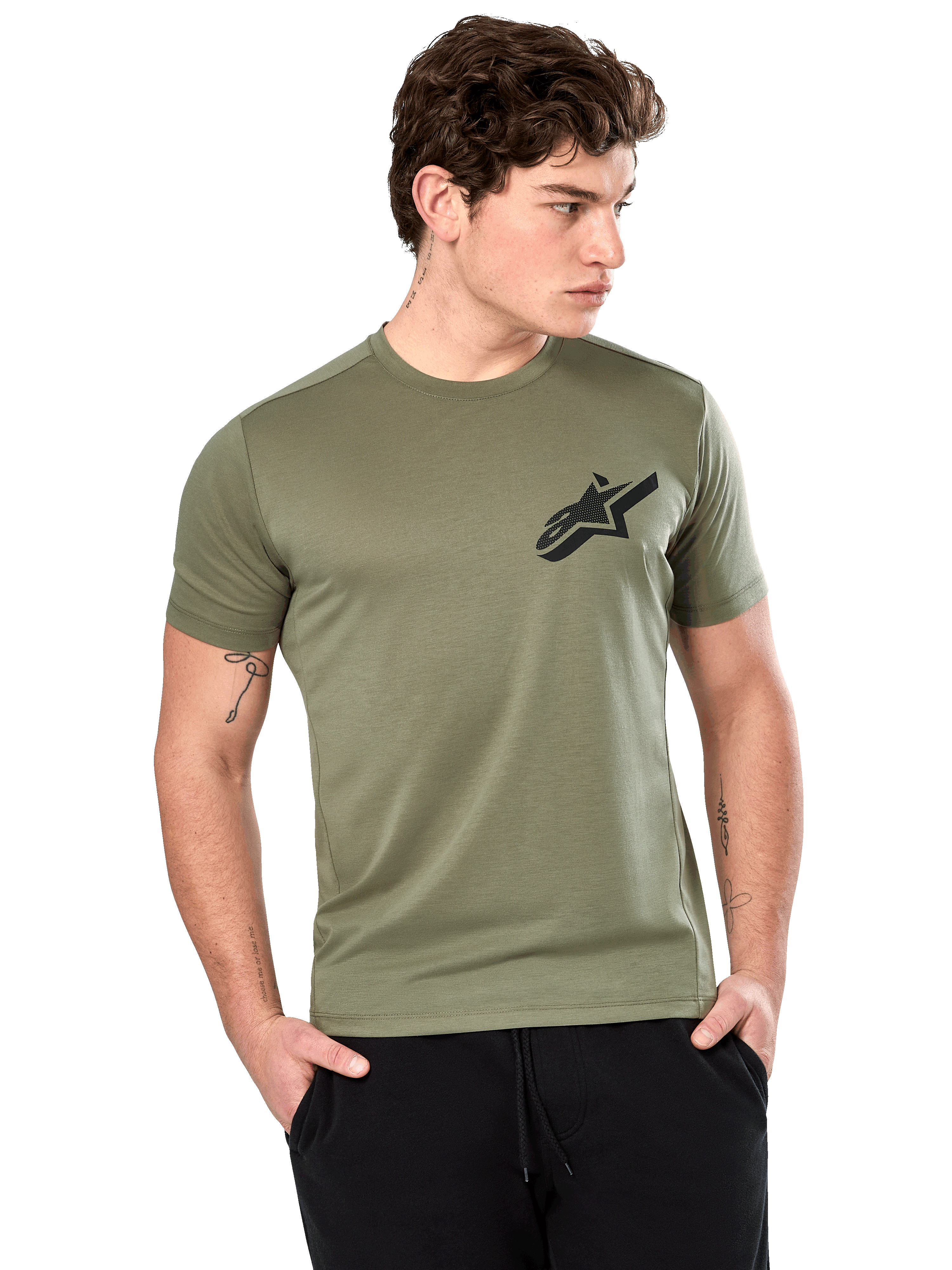 Alpinestars Attrition Performance Tee, t-shirt a maniche corte, verde chiaro, logo Astars nero sul petto, indossata da un modello con pantaloni neri, abbigliamento sportivo casual