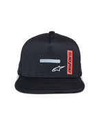 Alpinestars Alter Trucker Hat, cappellino con visiera piatta, nero con retro in rete, barra riflettente frontale e logo a stella bianco, etichetta rossa verticale con testo Astars, abbigliamento sportivo casual motorsport