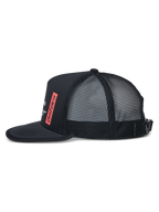 Cappello Trucker Alpinestars Alter, vista laterale, nero, visiera piatta con bordo rilegato, corona strutturata con retro in rete, stampa logo astars verticale rossa, chiusura regolabile con fibbia, cappello sportswear casual