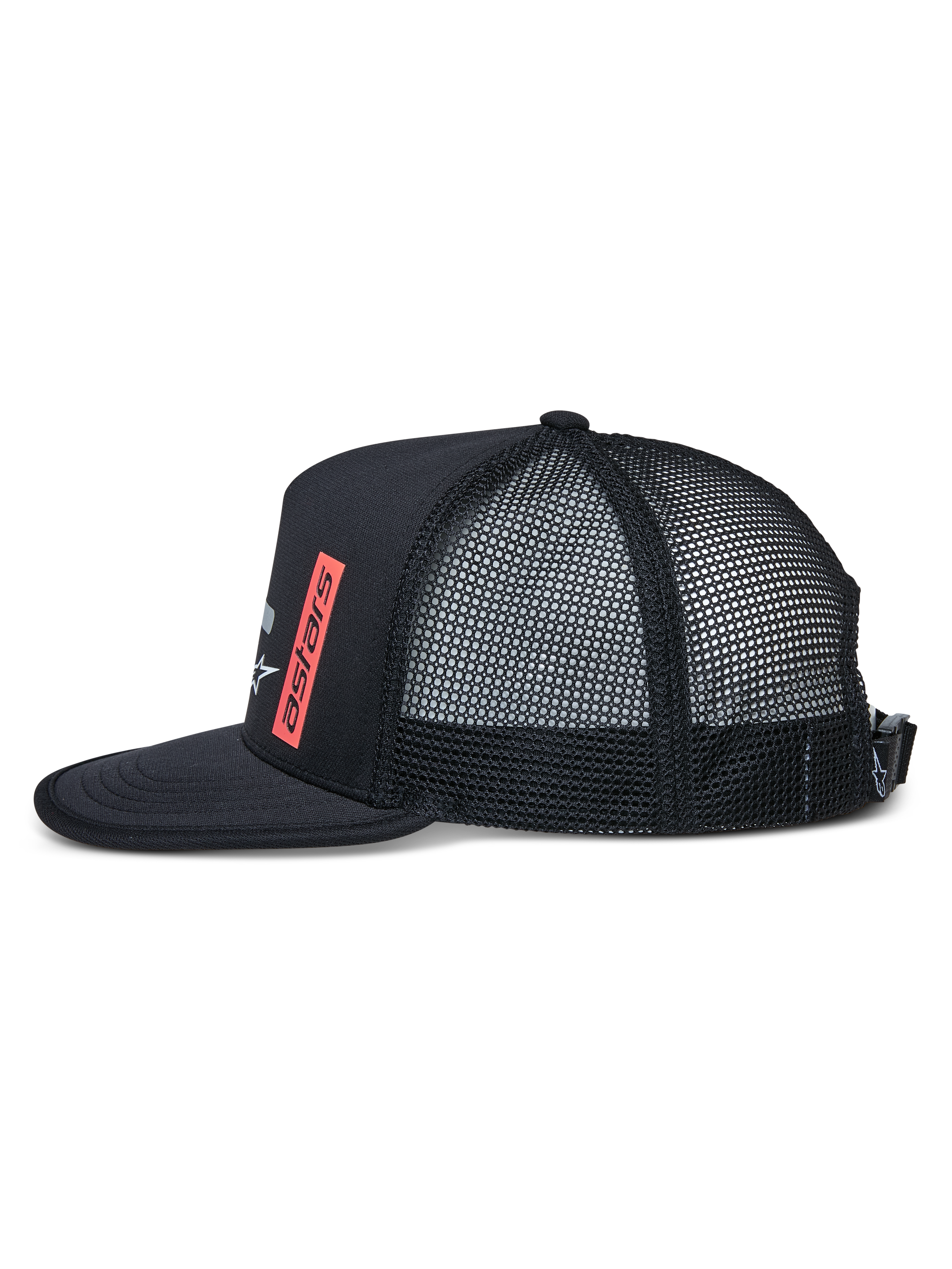 Cappello Trucker Alpinestars Alter, vista laterale, nero, visiera piatta con bordo rilegato, corona strutturata con retro in rete, stampa logo astars verticale rossa, chiusura regolabile con fibbia, cappello sportswear casual