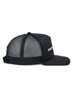 Alpinestars Alter Trucker Hat, nero, vista laterale, corona strutturata e visiera piatta, retro in rete di poliestere riciclato, chiusura posteriore con fibbia regolabile, abbigliamento sportivo casual