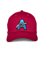 Alpinestars Elemental Hat, rosso, cappello con visiera curva e corona strutturata, caratterizzato da una grande 'A' azzurra ricamata con logo a stella Alpinestars bianco e nero sul davanti, copricapo casual da motorsport