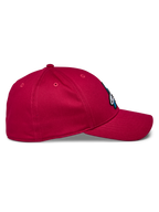 Cappello Alpinestars Elemental, cappellino da baseball rosso, vista di profilo laterale con visiera curva e corona strutturata, tessuto twill elasticizzato, abbigliamento sportivo casual da motorsport