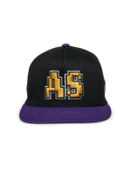 Alpinestars Cappello Franchise, cappello nero e viola con visiera piatta, corona strutturata con visiera e bottone superiore viola, logo "AS" ricamato in 3D color oro sul davanti, streetwear casual ispirato al motorsport