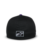 Cappello Alpinestars Franchise, vista posteriore di un cappellino da baseball nero, bottone viola sulla parte superiore, piccolo logo Astars ricamato in bianco sul retro, design flex-back, streetwear casual ispirato al motorsport