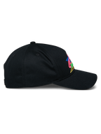 Cappello Alpinestars Vivid, berretto da baseball nero, vista laterale con visiera curva e corona semi-strutturata, logo ricamato in 3D colorato sulla parte anteriore, streetwear casual in twill di cotone