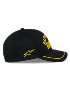 Alpinestars Luminary Hat, cappellino snapback nero, vista laterale, visiera curva con bordo sutache giallo, logo 3D e stella laterale ricamati in giallo, 100% cotone twill, copricapo casual ispirato al motorsport