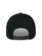 Cappello Alpinestars Luminary, nero, vista posteriore con chiusura snapback regolabile e piccola etichetta con logo in tessuto, corona strutturata in cotone, copricapo casual ispirato al motorsport