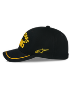 Alpinestars Cappello Luminary, cappellino snapback nero visto di lato, ricamo 3D giallo sul davanti e sul lato, visiera curva con bordo in sutache giallo, costruzione in twill di cotone strutturato