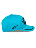 Cappello Alpinestars Luminary, blu acqua, vista laterale, visiera curva con bordo sutache nero, logo ricamato piatto nero sul lato, corona strutturata, copricapo casual da motorsport