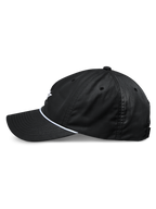 Cappello Alpinestars Tyler, berretto da baseball snapback nero, vista laterale di profilo, con visiera curva e finitura in corda intrecciata bianca, corona bassa non strutturata, realizzato in twill riciclato, design casual ispirato al motorsport