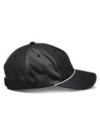 Cappello Alpinestars Tyler, cappello snapback nero visto di profilo, visiera curva, finitura in corda intrecciata bianca, corona bassa non strutturata, twill di poliestere riciclato, abbigliamento sportivo casual