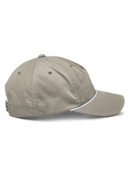 Cappello Alpinestars Tyler, cappello snapback casual color kaki, profilo laterale con visiera curva e rifinitura in corda intrecciata bianca, corona bassa non strutturata in twill riciclato, copricapo lifestyle ispirato al motorsport