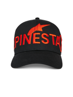 Cappello Alpinestars Committed, cappellino da baseball snapback nero, grande logo e scritta Alpinestars ricamati in rosso sul davanti, visiera curva, corona strutturata, streetwear casual ispirato al motorsport