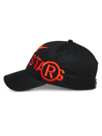 Cappello Alpinestars Committed, nero, berretto da baseball snapback, vista laterale con grande logo ricamato piatto arancione, corona strutturata con visiera curva, accessorio lifestyle motorsport casual