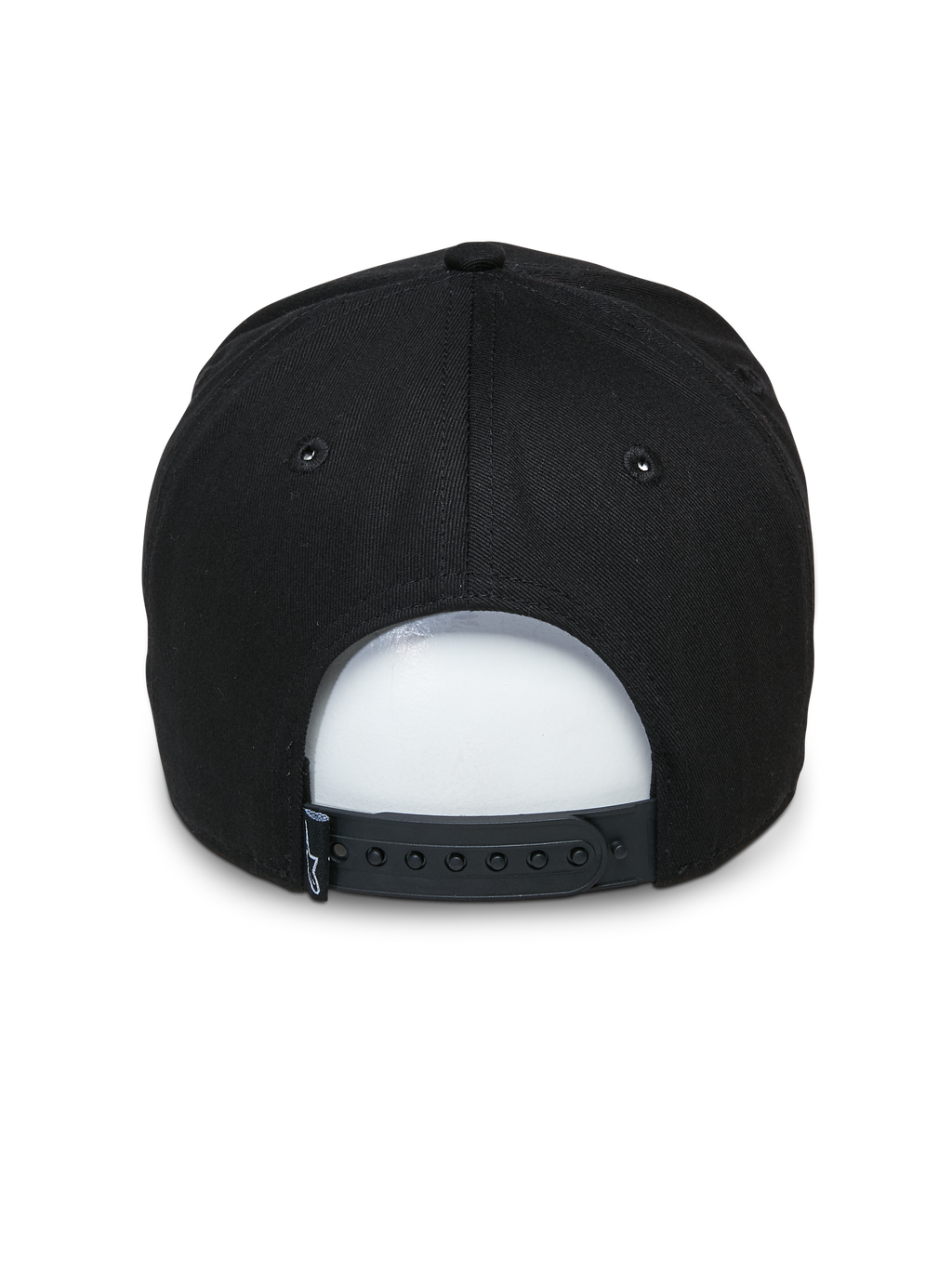 Cappello Alpinestars Committed, cappello snapback nero, vista posteriore con chiusura a pressione regolabile e piccola etichetta in tessuto, corona strutturata, copricapo casual ispirato al motorsport
