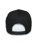 Cappello Alpinestars Committed, cappello snapback nero, vista posteriore con chiusura a pressione regolabile e piccola etichetta in tessuto, corona strutturata, copricapo casual ispirato al motorsport