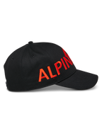 Cappello Alpinestars Committed, cappellino da baseball snapback nero, grande logo ricamato piatto rosso, visiera curva e corona strutturata, accessorio sportswear casual