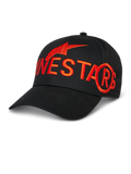 Cappello Alpinestars Committed, cappello da baseball nero, grande logo e simbolo della stella ricamati in rosso, visiera curva, corona strutturata, copricapo casual sportivo lifestyle