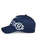 Cappello Alpinestars Committed, snapback blu navy, vista laterale con grande logo ricamato bianco, visiera curva e corona strutturata, abbigliamento sportivo casual