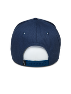 Cappello Alpinestars Committed, blu navy, berretto da baseball snapback, vista posteriore, con chiusura regolabile in plastica e piccola etichetta nera con logo, copricapo casual ispirato al motorsport