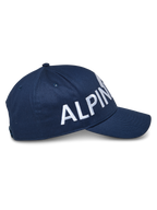 Alpinestars Committed Hat, cappellino da baseball snapback, blu navy, vista laterale con grande logo bianco ricamato, corona strutturata con visiera curva, tessuto twill resistente, copricapo casual motorsport