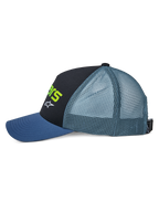 Alpinestars Vital Trucker Hat, vista laterale, con visiera curva blu, pannello frontale strutturato nero con scritta verde lime e logo bianco, retro in rete ottanio e chiusura regolabile con fibbia, copricapo casual da motorsport