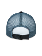 Alpinestars Vital Trucker Hat, vista posteriore, pannelli posteriori in mesh blu, chiusura regolabile con fibbia nera, corona strutturata, copricapo sportivo casual