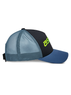 Alpinestars Vital Trucker Hat, vista laterale, pannello frontale nero con visiera curva blu e retro in rete azzurra, dettaglio logo verde lime, corona strutturata, copricapo casual ispirato al motorsport