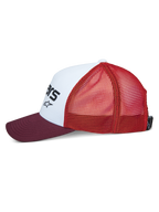 Cappello Trucker Alpinestars Vital, vista laterale, pannello frontale strutturato bianco con logo nero, visiera curva bordeaux, retro in rete arancione, accessorio sportswear casual