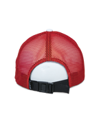 Alpinestars Vital Trucker Hat, vista posteriore, bianco bordeaux arancione, con pannelli in mesh rossa e chiusura posteriore regolabile con fibbia nera, cappello sportswear casual
