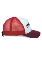Alpinestars Vital Trucker Hat, cappello trucker casual, bianco, bordeaux e arancione, vista di profilo con visiera curva e retro in rete, chiusura regolabile con fibbia, corona strutturata con logo nero