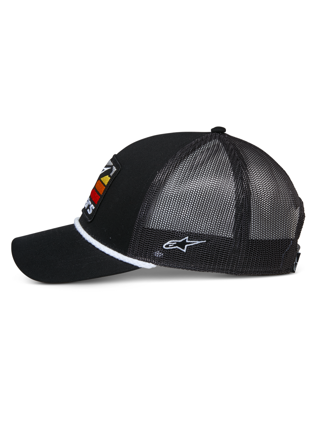 Alpinestars Cappello Trucker Selica, nero, profilo laterale con visiera curva e retro in rete, rifinitura in corda intrecciata bianca alla base della corona, logo ricamato laterale bianco, berretto casual ispirato al motorsport
