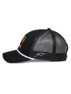 Alpinestars Cappello Trucker Selica, nero, profilo laterale con visiera curva e retro in rete, rifinitura in corda intrecciata bianca alla base della corona, logo ricamato laterale bianco, berretto casual ispirato al motorsport