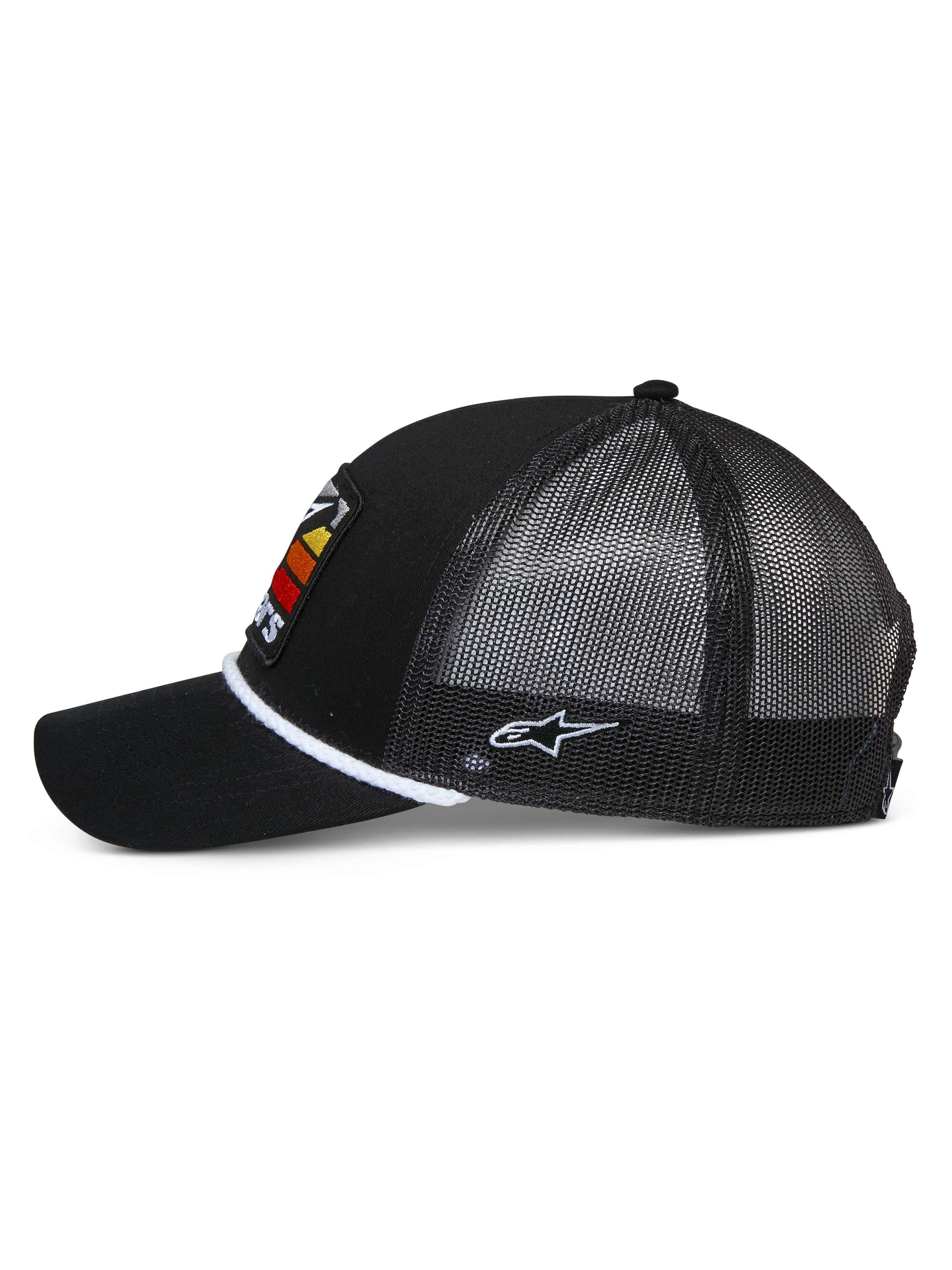 Alpinestars Cappello Trucker Selica, nero, profilo laterale con visiera curva e retro in rete, rifinitura in corda intrecciata bianca alla base della corona, logo ricamato laterale bianco, berretto casual ispirato al motorsport