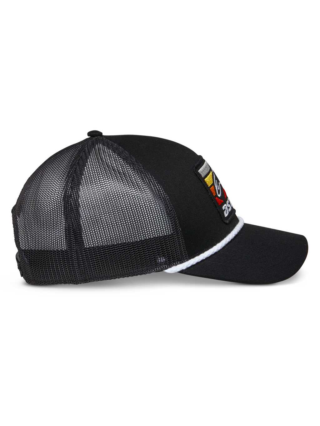 Alpinestars Selica Trucker Hat, cappello trucker nero, vista laterale di profilo con pannelli in rete nera, rifinitura in corda intrecciata bianca, logo patch ricamato colorato, visiera curva, copricapo casual motorsport