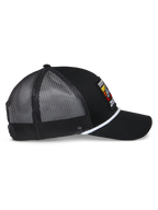 Alpinestars Selica Trucker Hat, cappello trucker nero, vista laterale di profilo con pannelli in rete nera, rifinitura in corda intrecciata bianca, logo patch ricamato colorato, visiera curva, copricapo casual motorsport