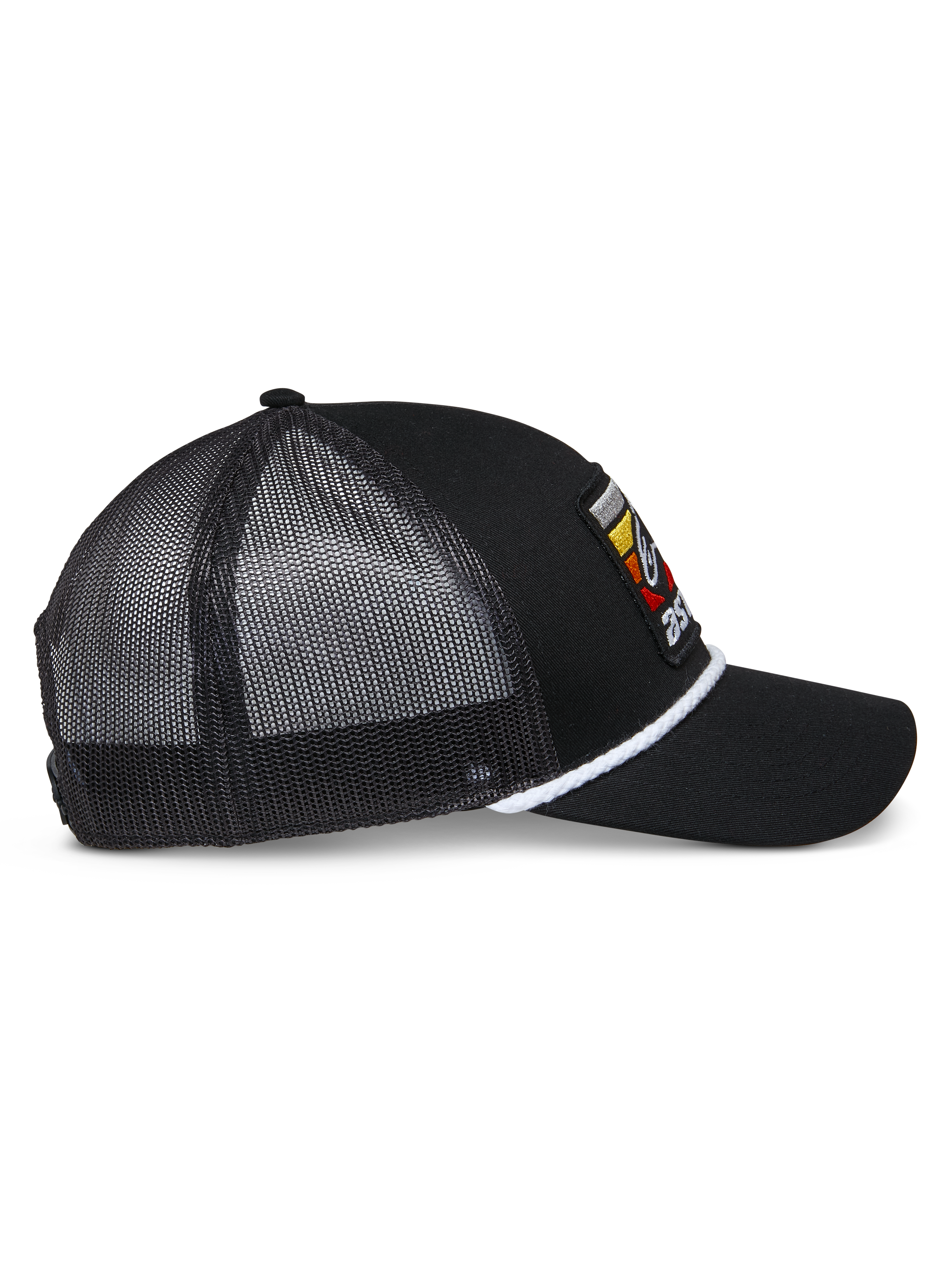 Alpinestars Selica Trucker Hat, cappello trucker nero, vista laterale di profilo con pannelli in rete nera, rifinitura in corda intrecciata bianca, logo patch ricamato colorato, visiera curva, copricapo casual motorsport