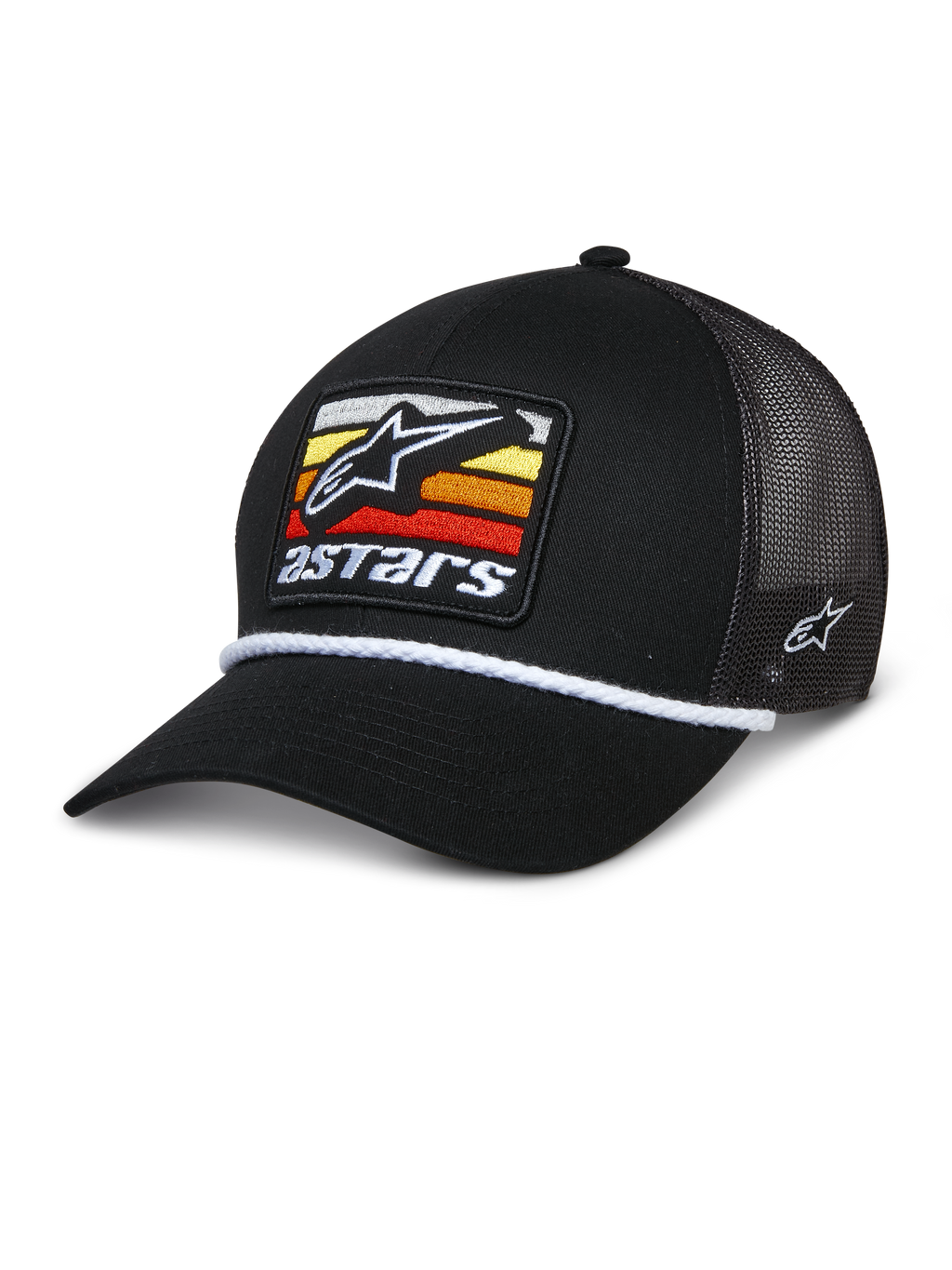 Alpinestars Selica Trucker Hat, cappello nero con retro in mesh e visiera curva, caratterizzato da una patch frontale con strisce orizzontali gialle, arancioni e rosse, rifinitura in corda intrecciata bianca e ricamo laterale, copricapo casual ispirato al motorsport