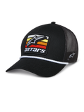 Alpinestars Selica Trucker Hat, cappello nero con retro in mesh e visiera curva, caratterizzato da una patch frontale con strisce orizzontali gialle, arancioni e rosse, rifinitura in corda intrecciata bianca e ricamo laterale, copricapo casual ispirato al motorsport
